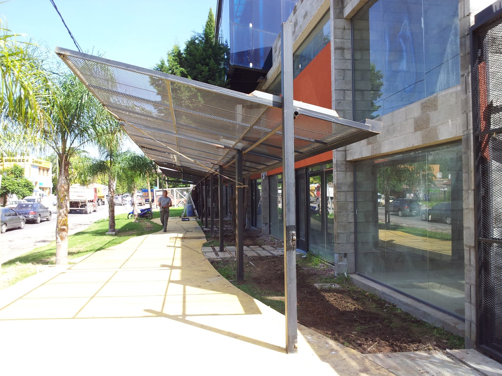 Galpón con oficinas y local — 892 m² cubiertos — foto 13