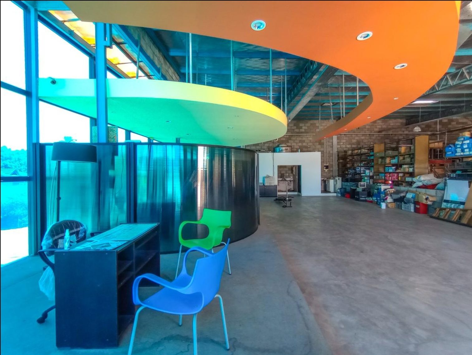 Galpón con oficinas y local — 892 m² cubiertos