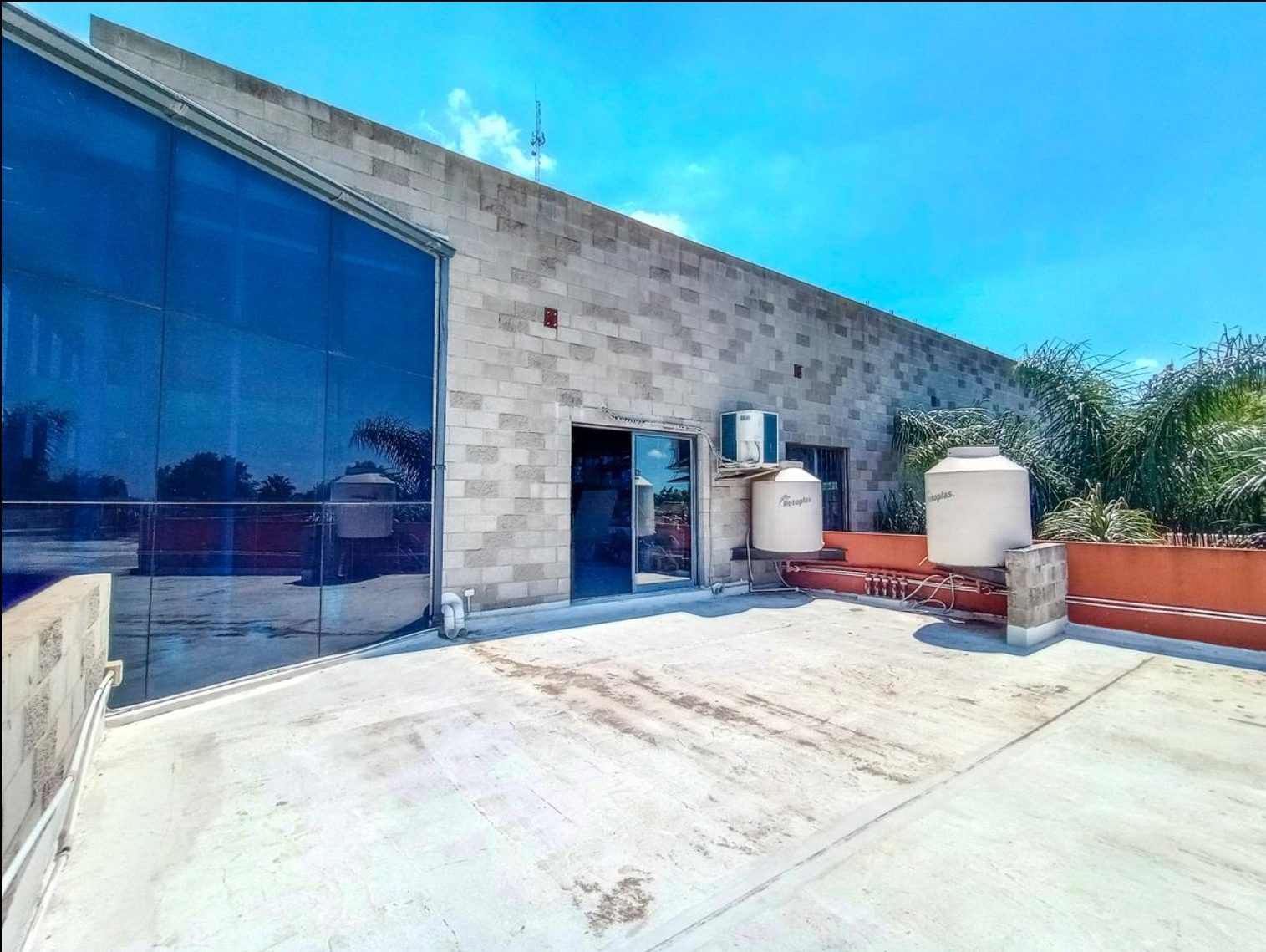 Galpón con oficinas y local — 892 m² cubiertos — foto 8