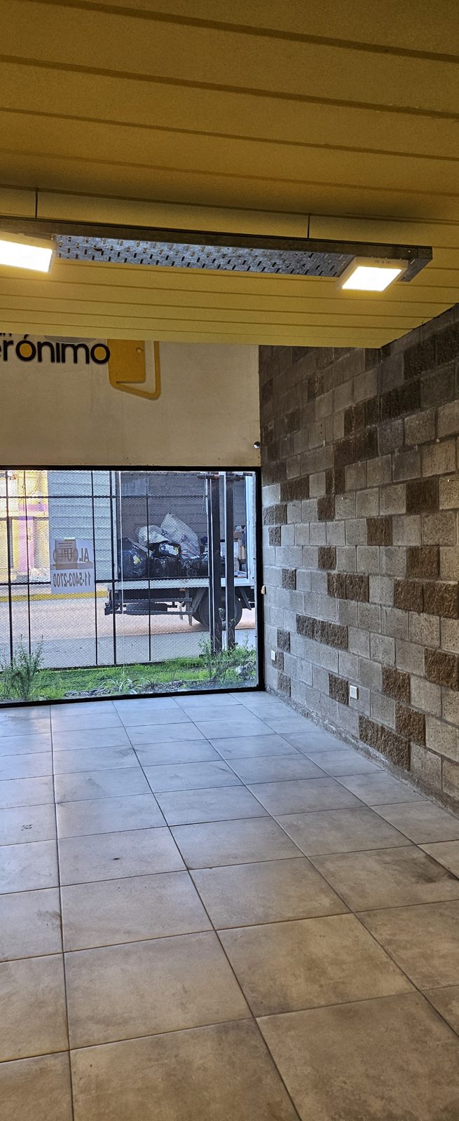 Local 2 — Frente a Av. Benavídez — foto 3
